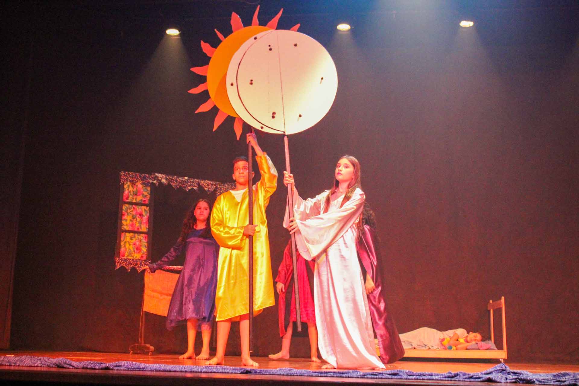 Elenco do 6º ano A estreia nos palcos com a peça “Da lua mais uma lenda”